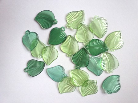Korálky listy plast 17x23mm ( 20ks v balení )